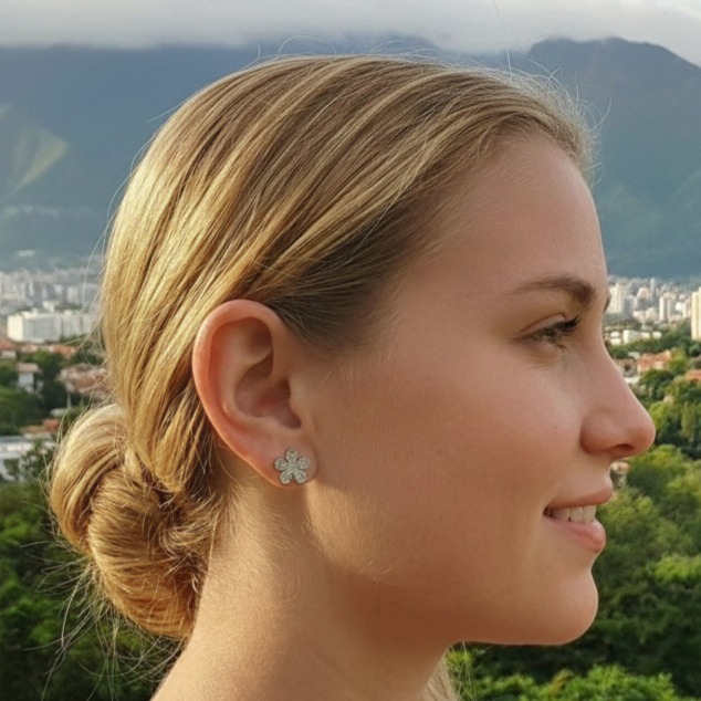 Cliente en Caracas usando zarcillos Joyería Río